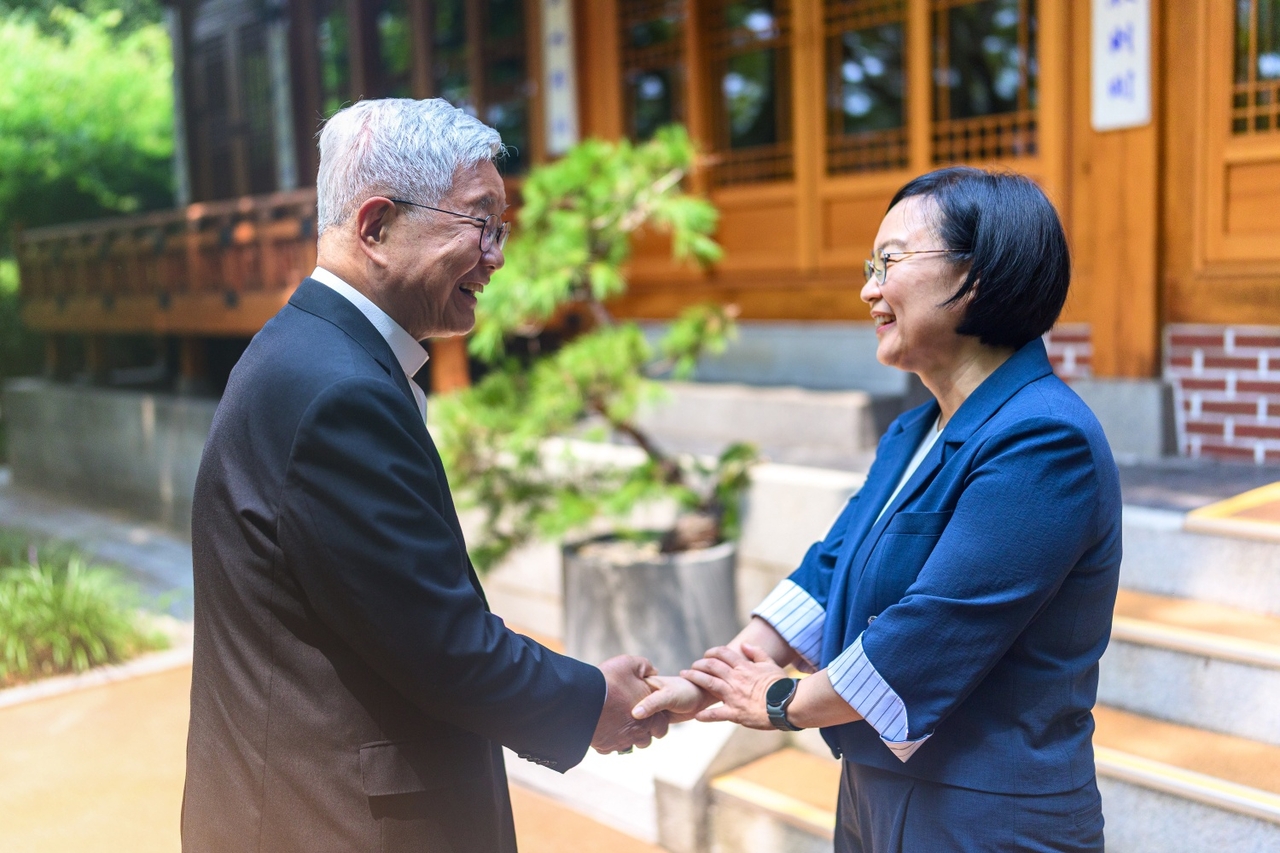 Prime Minister Han Seong-suk (right) welcomes Cardinal Lazzaro You Heung-sik to a luncheon meeting at her residence on Aug. 1 (Yonhap)