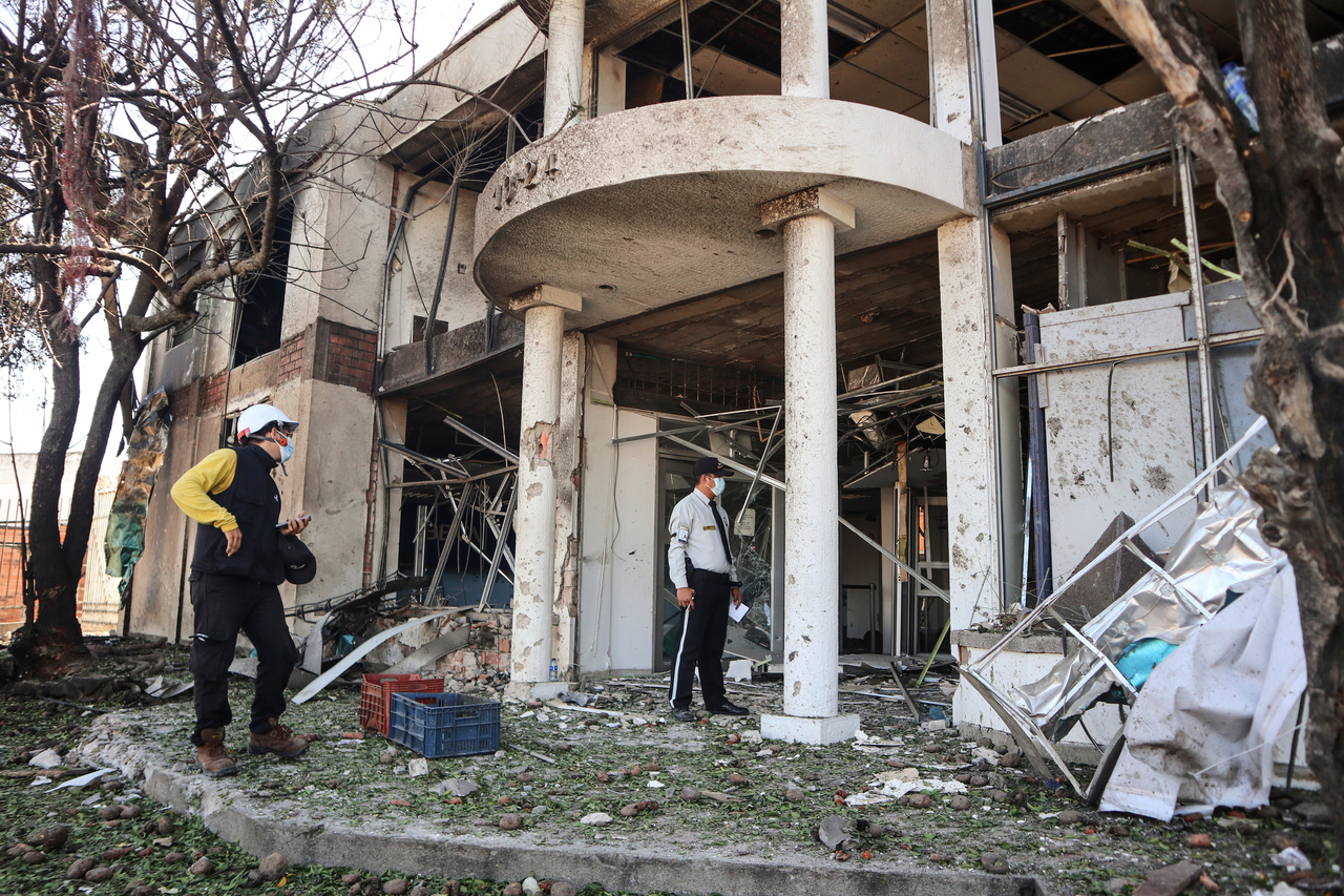 Police inspect the scene after a truck exploded outside a police station in Cucuta, Colombia, Saturday. (AP-Yonhap)