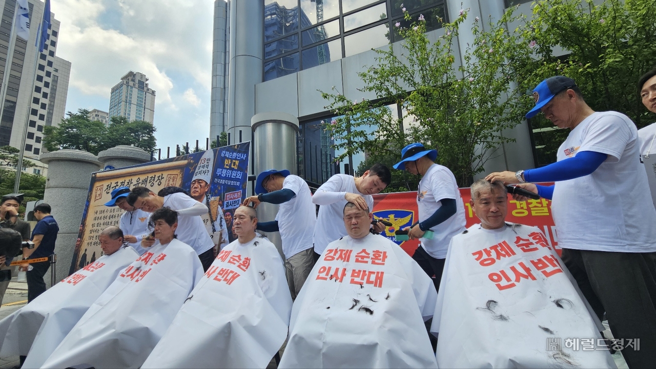 3일 오후 1시30분께 서울 서대문구 경찰청 앞에서 전국 순환인사제에 반대한 전국경찰직장인협의회 참석자 5명이 삭발을 진행하고 있다. 이우중 수습기자