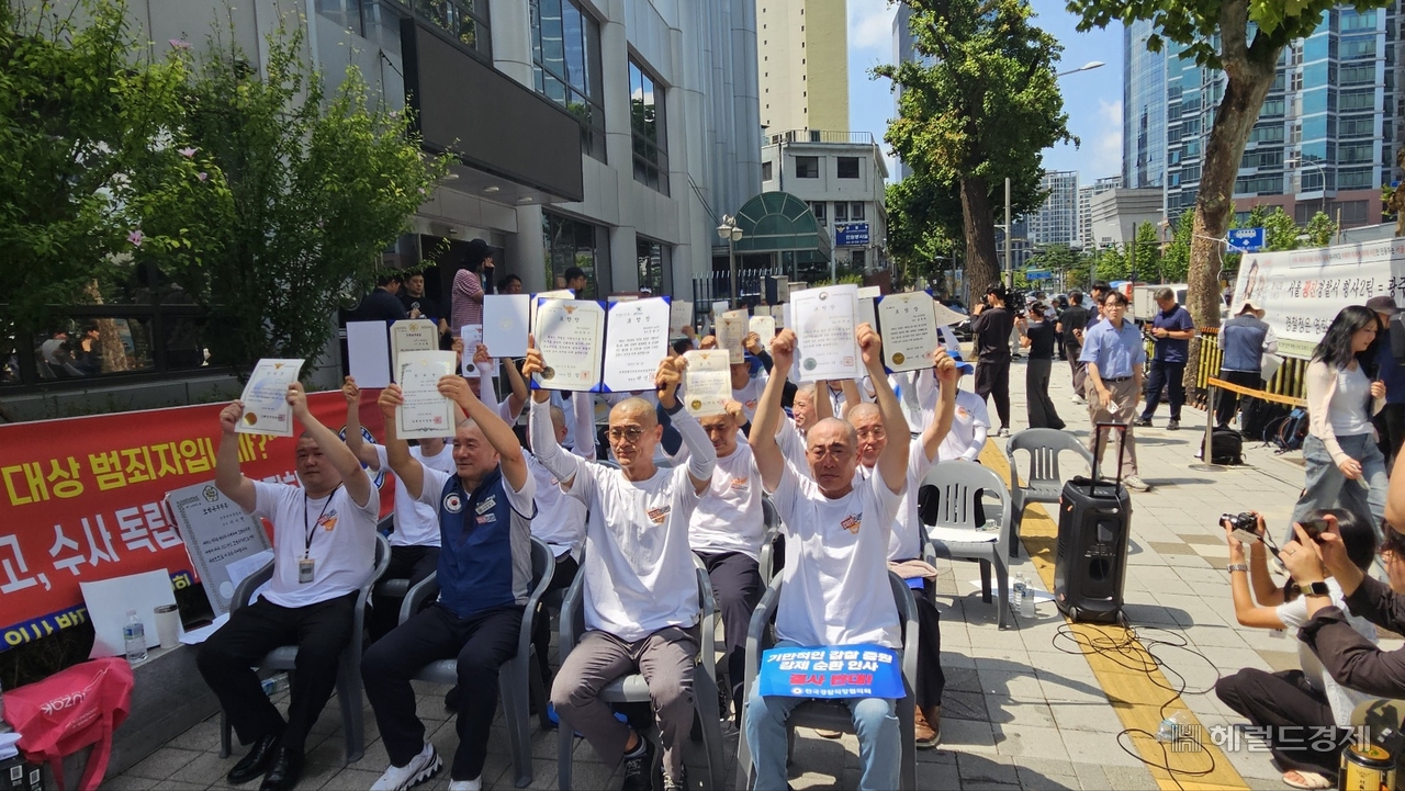 3일 오후 2시께 전국 순환인사제에 반대한 경찰직협 관계자들이 표창장을 들고 항의하고 있다. 이우중 수습기자