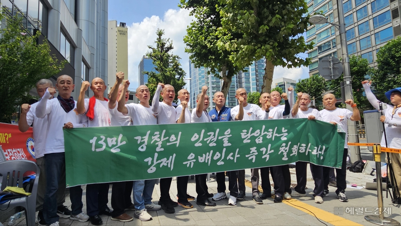 3일 오후 1시45분께 서울 서대문구 경찰청 앞에서 삭발을 마친 전국 경찰직협 관계자 14명이 플래카드를 들고 순환인사제에 반대하는 모습. 이우중 수습기자