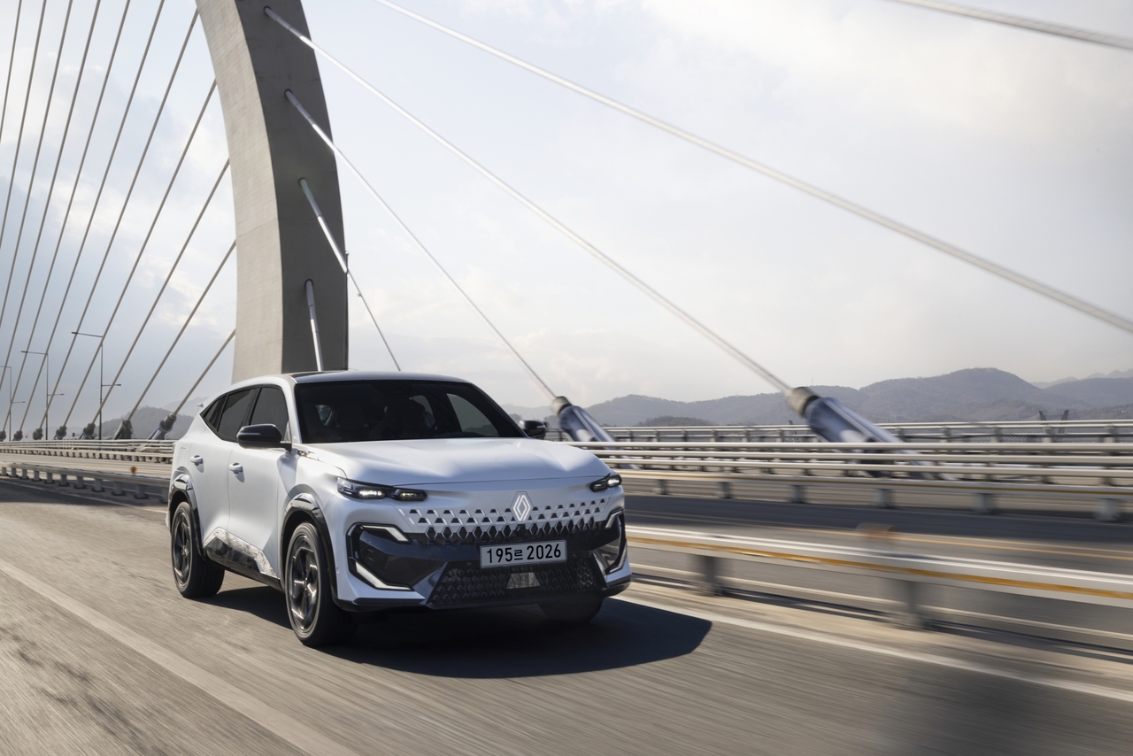 르노의 글로벌 플래그십 모델 ‘르노 필랑트(Renault FILANTE)’ 주행 모습. [르노코리아 제공]