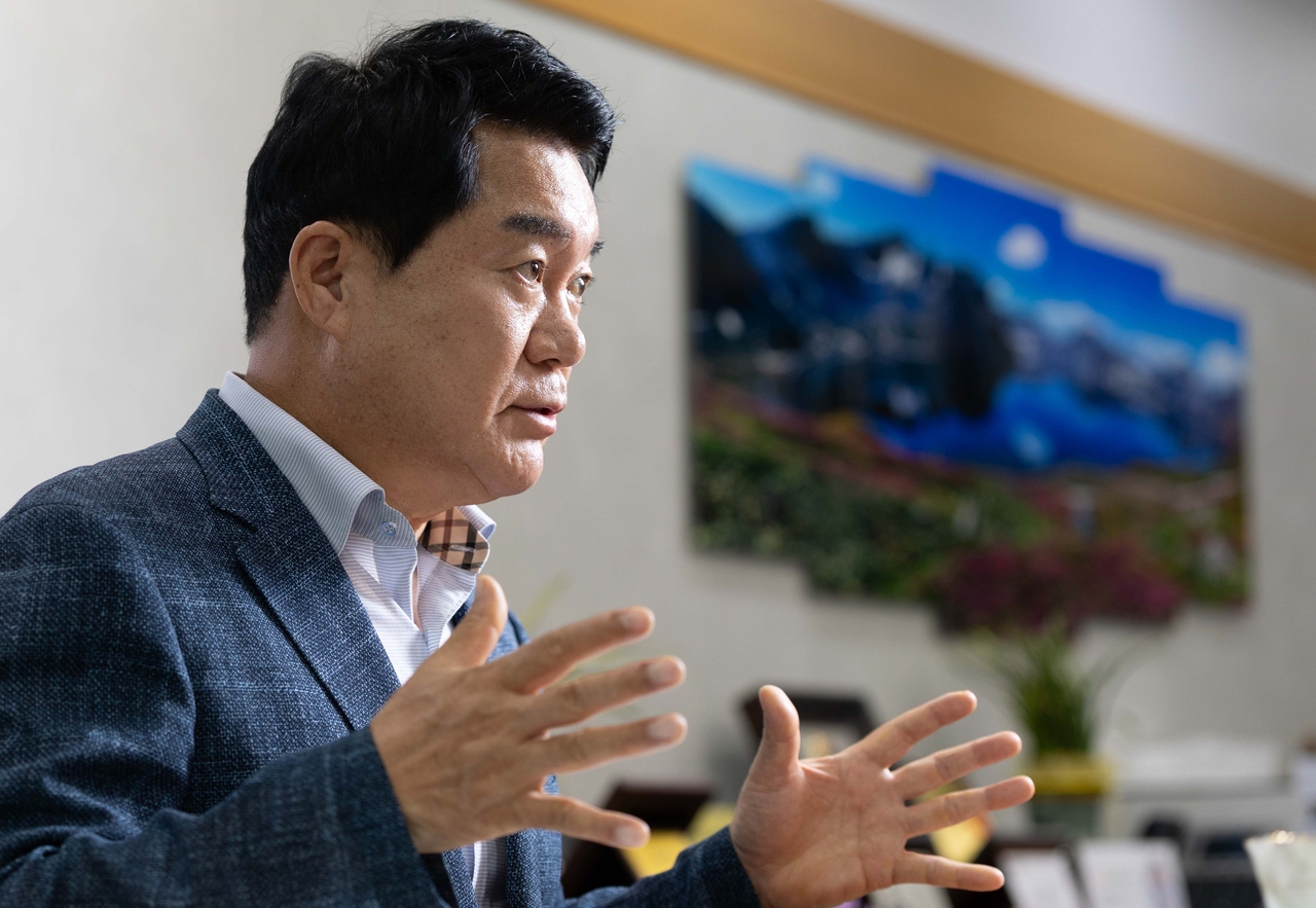 박준희 서울 관악구청장이 지난달 21일 오후 관악구청에서 헤럴드경제와 인터뷰를 하고 있다.  박 구청장은 6·3 지방선거에서 승리, ‘관악 최초 3선 구청장’이 됐다. 윤창빈 기자