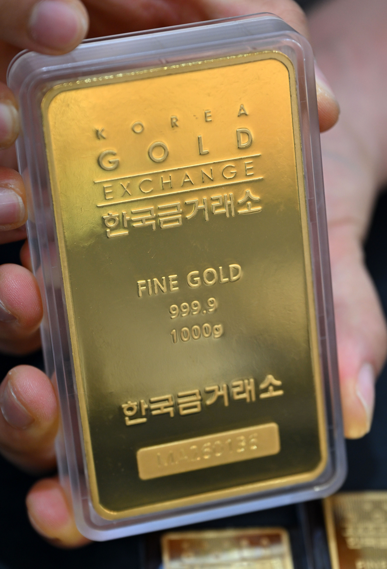 서울 종로구 한국금거래소에서 직원이 골드바 제품을 선보이고 있다. 임세준 기자