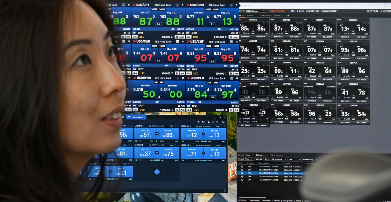 코스피 지수가 29일 상승 출발했다. 개장에 앞서 발표된 SK하이닉스 2분기 영업이익이 시장 전망치를 소폭 하회했으나, 악재가 주가에 선반영 됐다는 인식과 전일 폭락에 따른 반발 매수세의 영향으로 풀이된다. 이날 오전 서울 중구 하나은행 딜링룸에서 한 직원이 경제지표를 살펴보고 있다. 임세준 기자