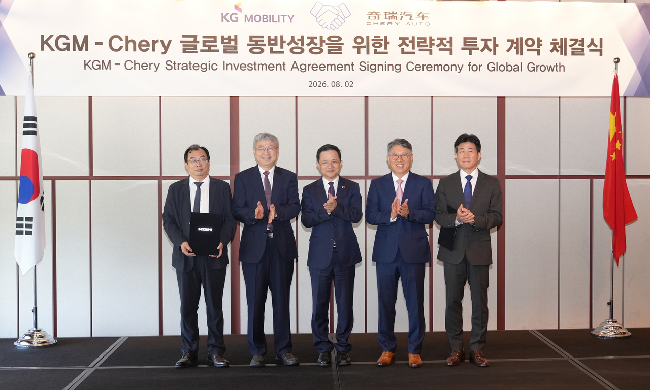 From left, Chery Automobile President Zhang Guibing, Chery Chair Yin Tongyue, Chinese Ambassador to South Korea Dai Bing, KG Mobility Chair Kwak Jea-sun and KGM CEO Hwang Ki-young pose for a photo after signing a strategic investment agreement for global growth at the Grand Hyatt Seoul on Sunday. (KG Mobility)