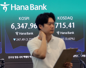 Seoul stocks open sharply lower after record surge on profit-taking
