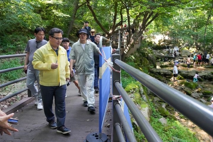 정창수 서울 강북구청장이 일요일인 2일 강북구 우이동 계곡 일대를 방문, 현장을 점검하고 있다. [강북구 제공]