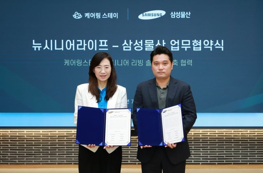 조혜정(왼쪽) 삼성물산 DxP본부장(부사장), 김민수(오른쪽) 뉴시니어라이프 대표가 지난달 30일 케어링 스테이 의정부수목원점에서 AI 시니어 리빙 솔루션 업무협약을 체결한 모습. [삼성물산 제공]