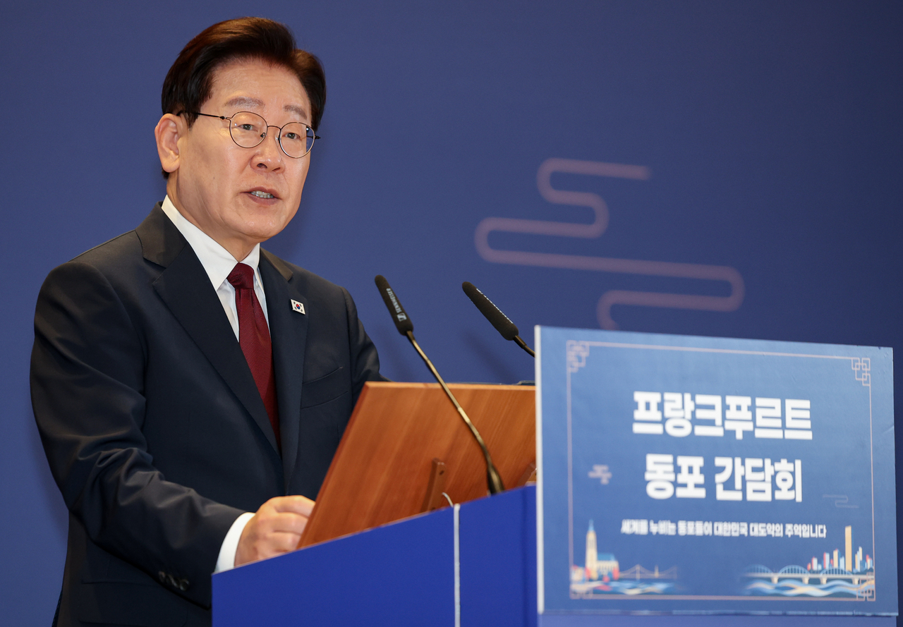 President Lee Jae Myung speaks during a meeting with members of the South Korean community in Germany at a hotel in Frankfurt on Sunday. (Yonhap)