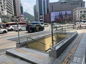 명동 광장·지하보도 새단장...신세계 미디어파사드 ‘포토존’ 됐다
