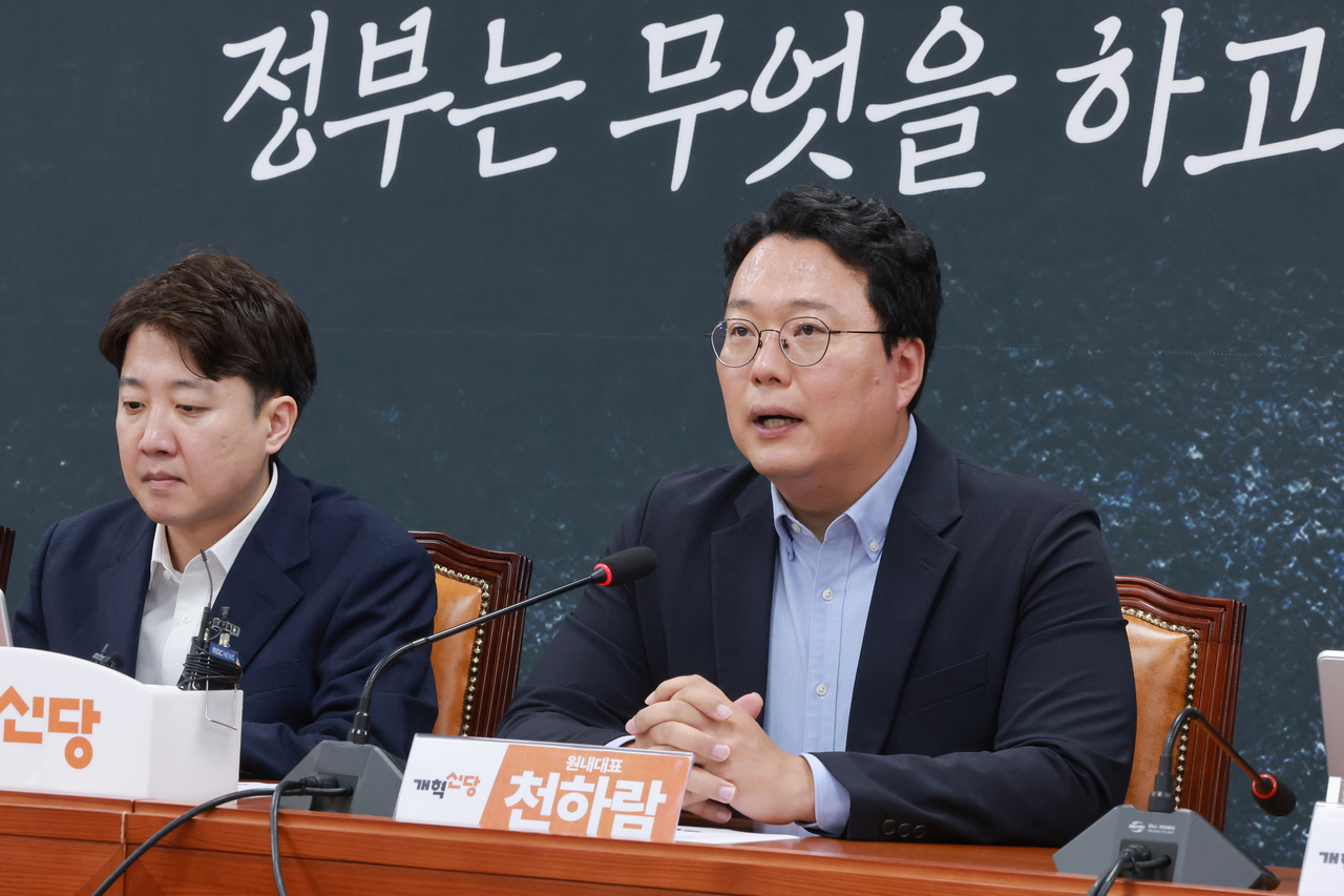 천하람 개혁신당 원내대표가 3일 국회에서 열린 최고위원회의에 참석해 발언하고 있다. 왼쪽은 이준석 대표. [연합]