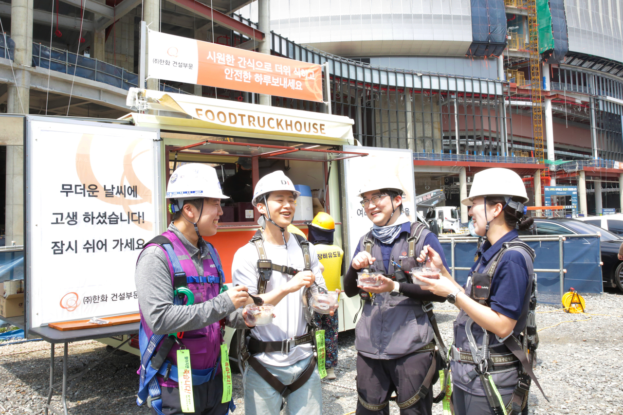 ㈜한화 건설부문이 건설현장 근로자들에게 ‘Summer Safety 푸드트럭’을 보내 팥빙수를 제공하고 있다. [㈜한화 건설부문]