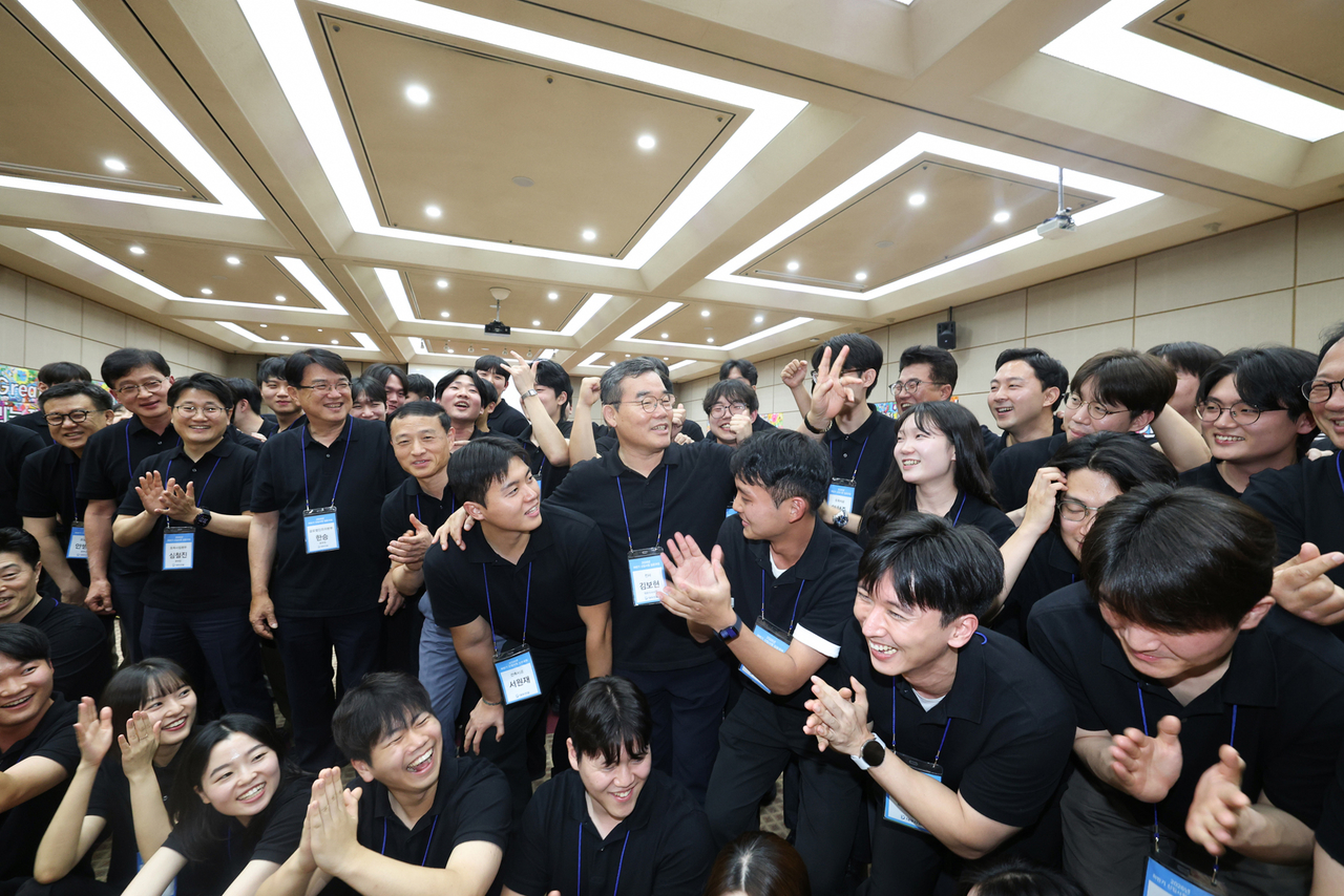 김보현(사진 중앙) 대우건설 사장과 올해 하반기 입사 신입사원들의 모습. [대우건설 제공]