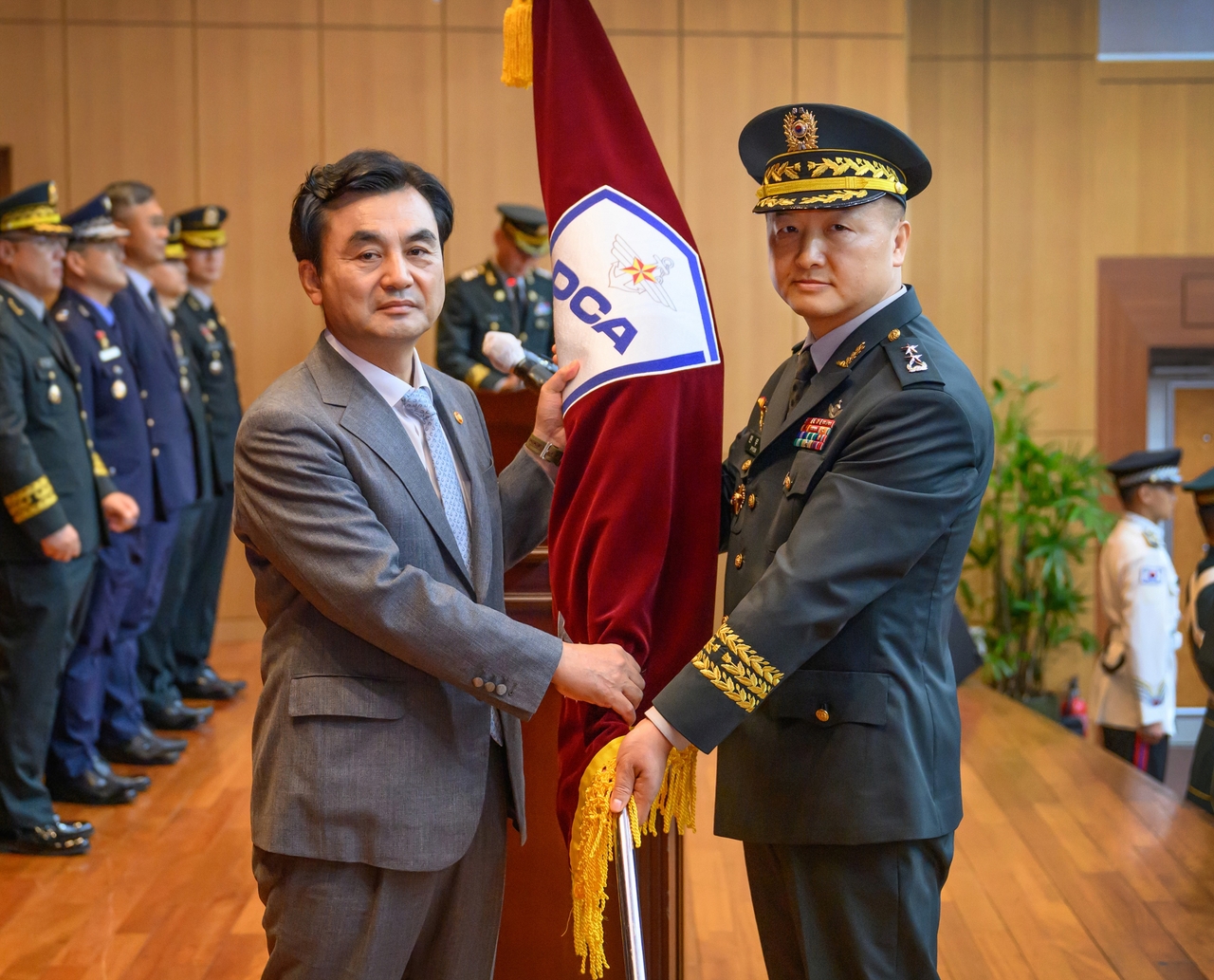Defense Minister Ahn Gyu-back (left) presents the unit flag to Maj. Gen. Pyun Moo-sam, head of the Defense Counterintelligence Agency, during its launch ceremony in Gwacheon, Gyeonggi Province, Monday. (Defense Ministry)