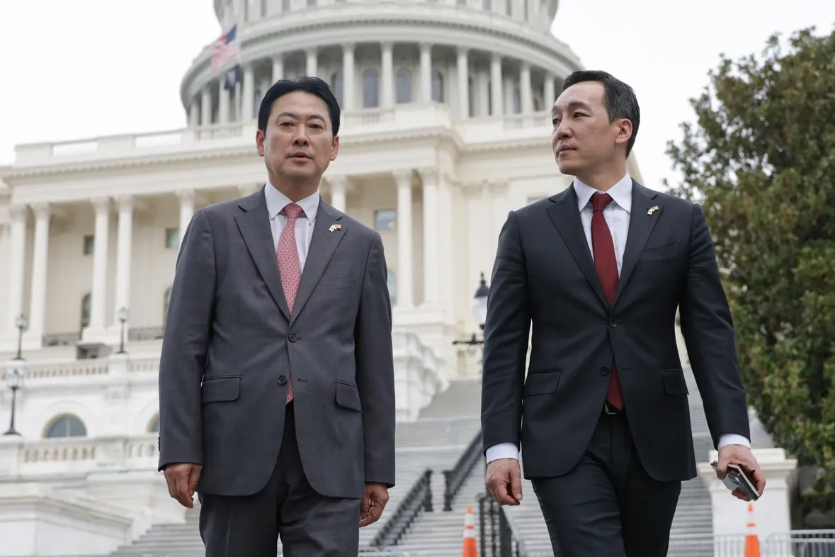 People Power Party leader Rep. Jang Dong-hyeok (left) and the party's Supreme Council member Kim Min-soo walk in front of US Capitol in Washington. (Kim Min-soo's Threads)