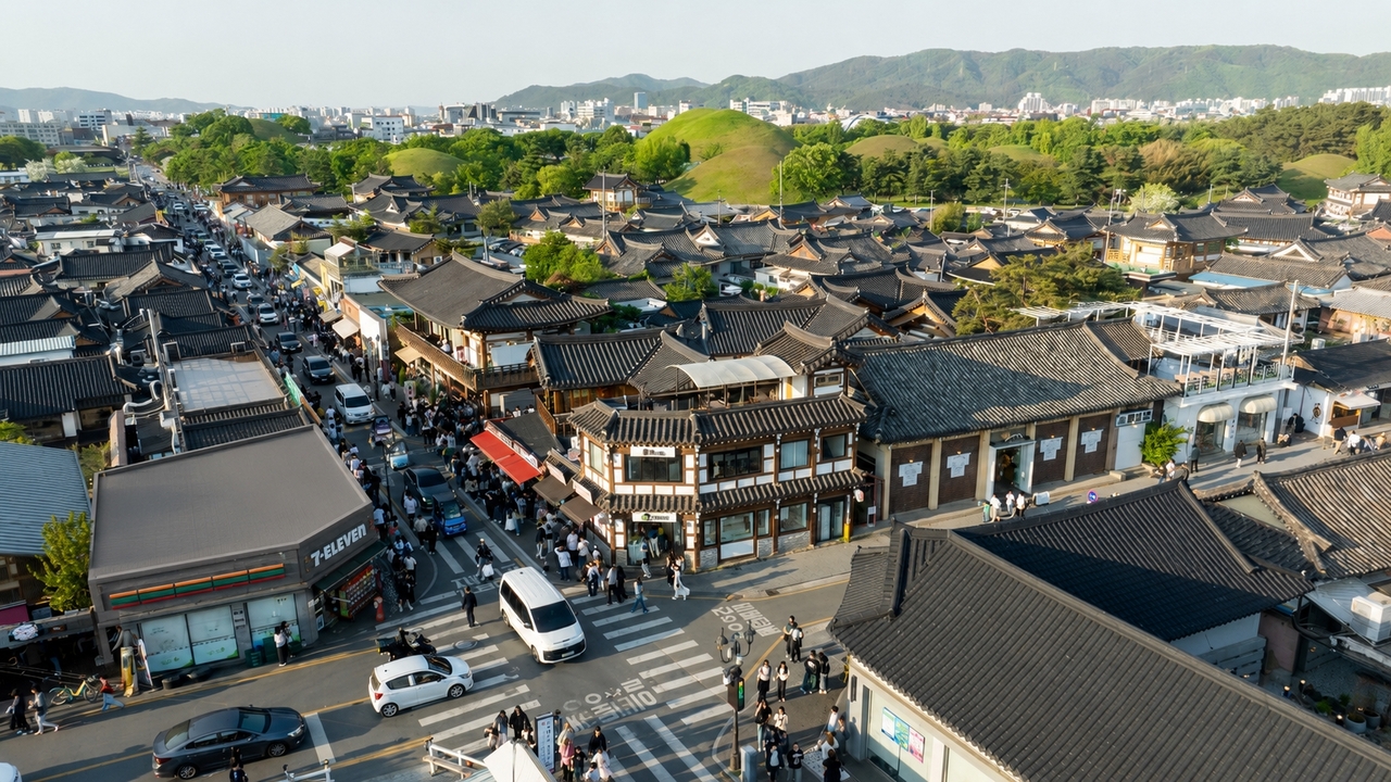 Tourists enjoy the hanok streetscape and Daereungwon royal tombs along Hwangni-dan-gil in Gyeongju. [Gyeongju City]