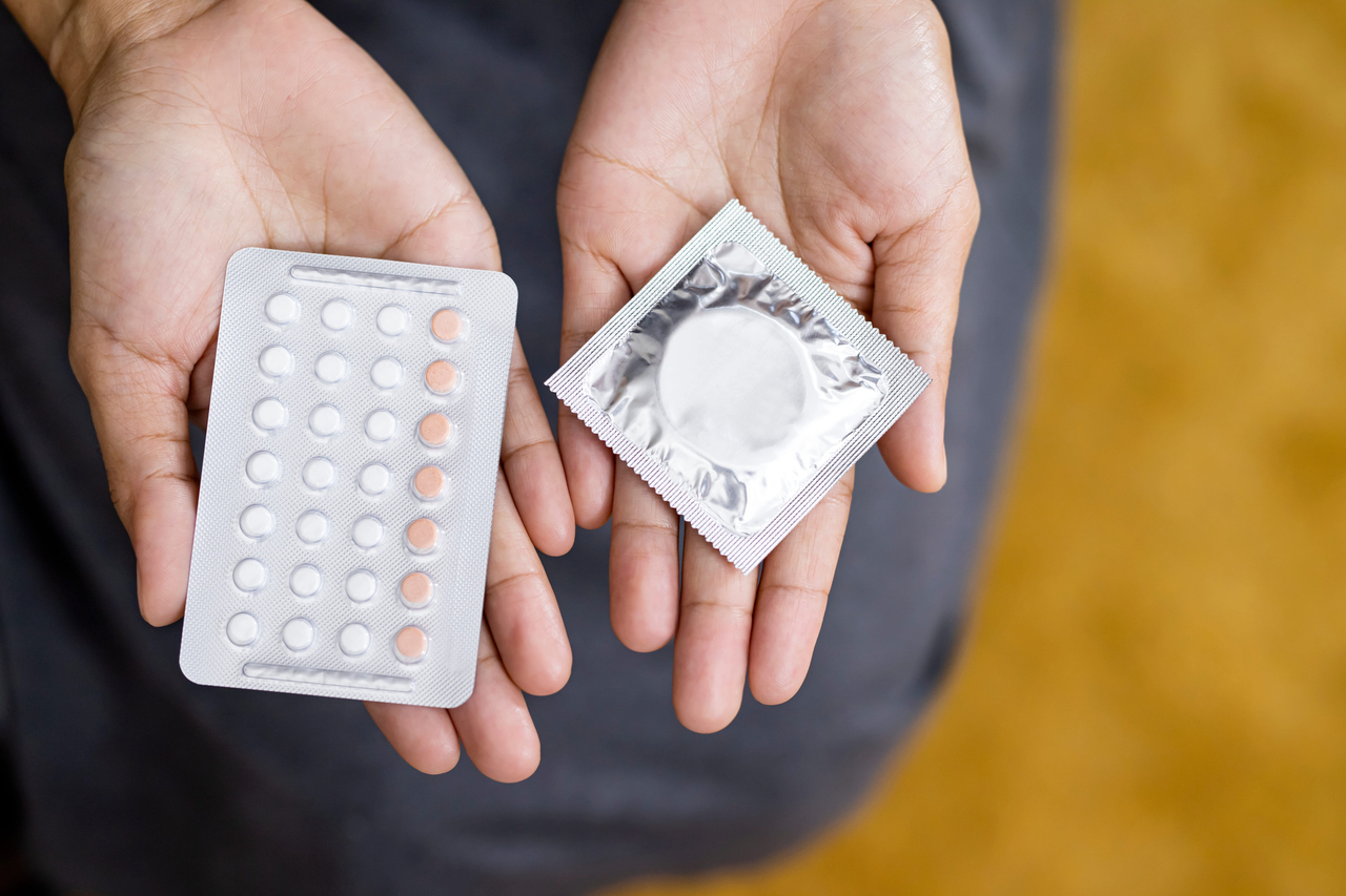 Contraceptive pills and condom packet (123rf)