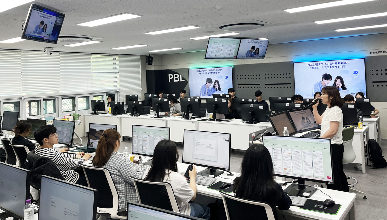 경상국립대 가좌캠퍼스 AI융합원에서 학생들이 ‘AI와 스마트하게 대화하기’ 실습 강의를 듣고 있다.  [경남도 제공]