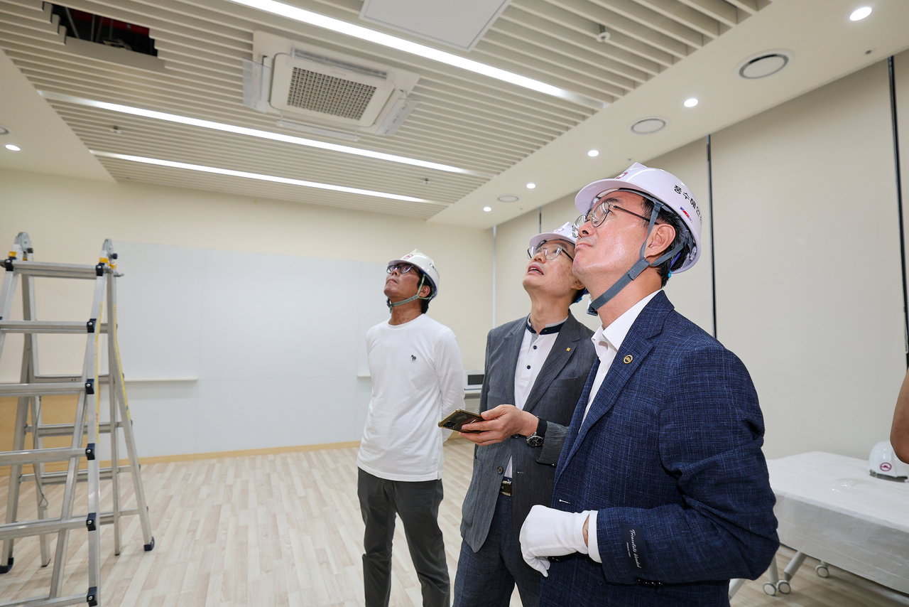 최동민 동대문구청장(오른쪽)이 시설 점검에 나서고 있다.