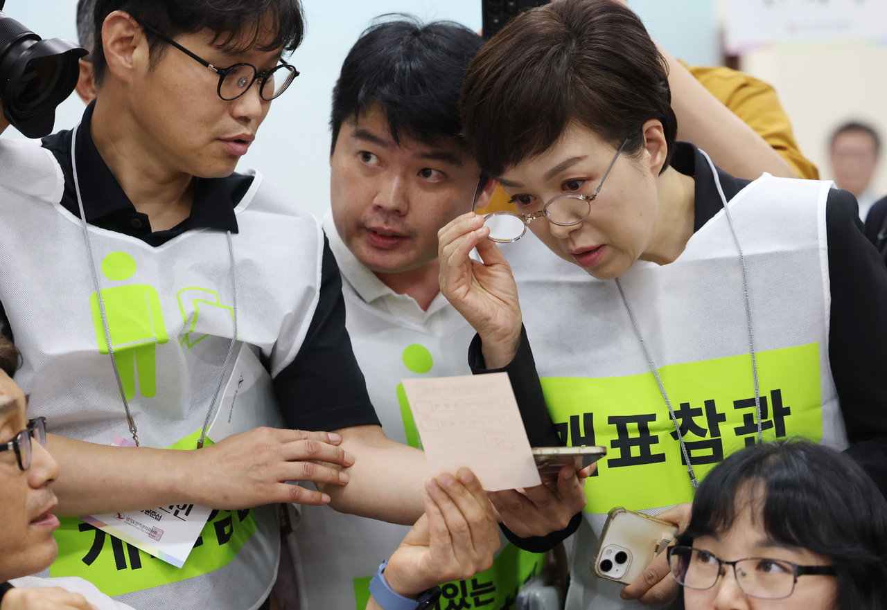 재검표 참관하는 김은혜 의원(오른쪽) [연합]
