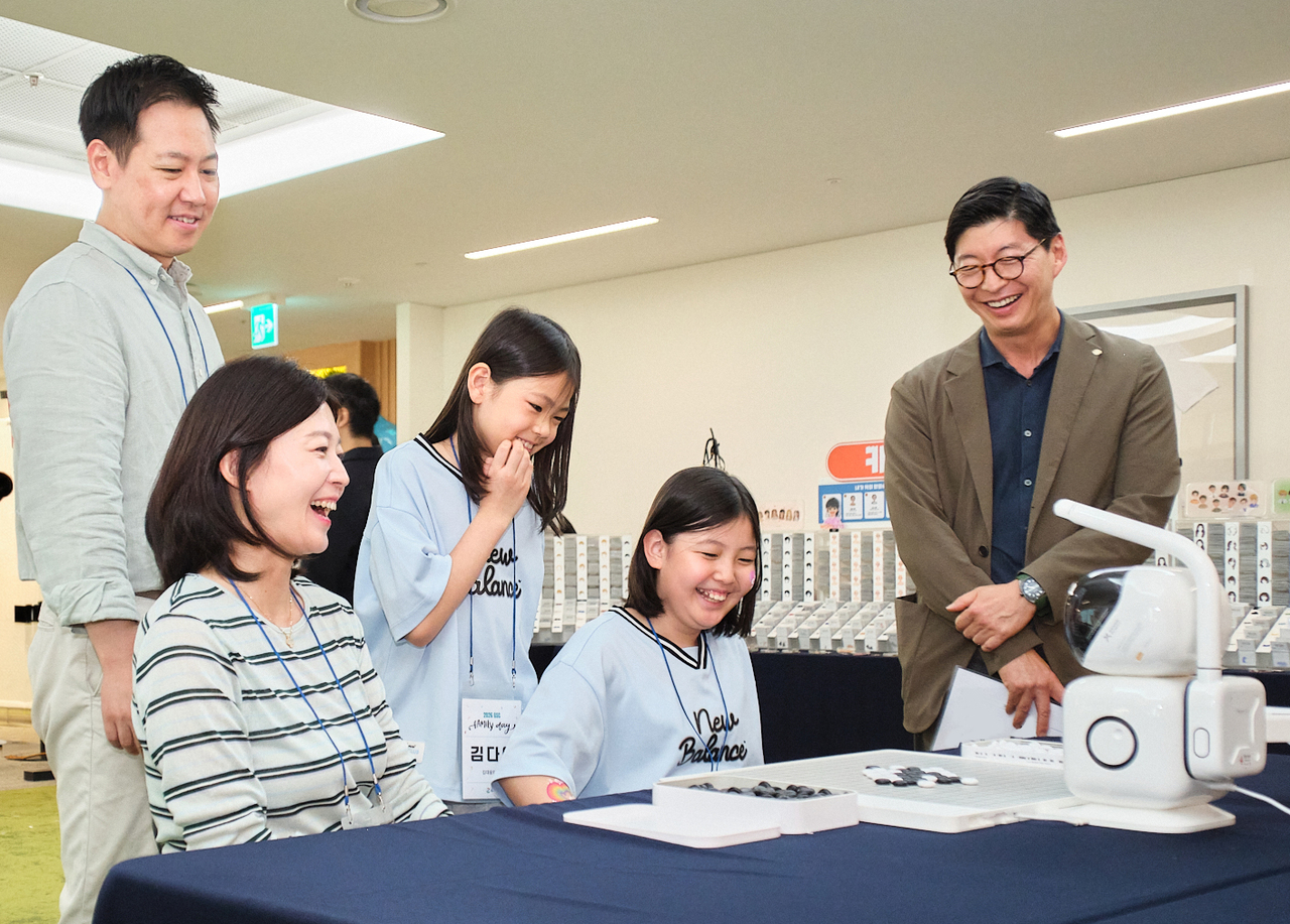GS Caltex Vice Chair Hur Sae-hong (right) joins employees and their families during the company's Family Day event held at the Seoul headquarters on Friday. (GS Caltex)