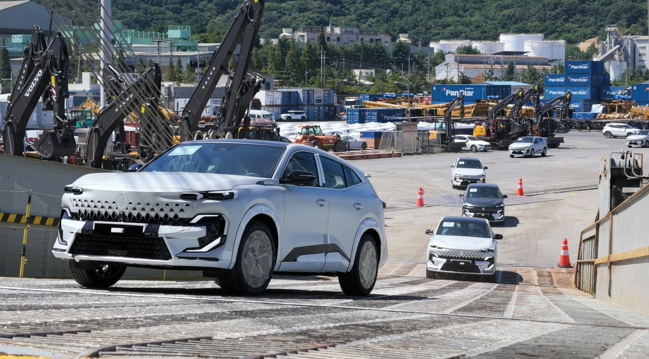 르노코리아가 지난달 31일 마산항 제4부두에서 E세그먼트 크로스오버 필랑트의 첫 본격 수출물량을 선적했다. [르노코리아 제공]