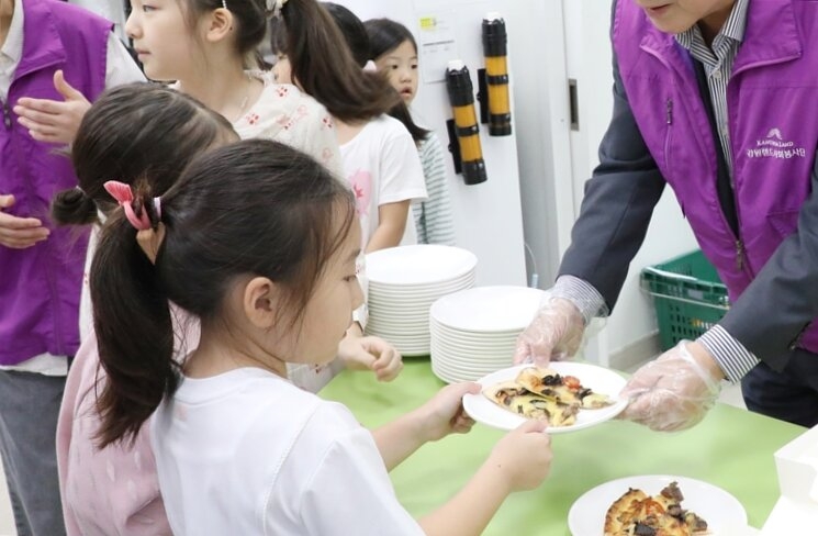 방학때 아이들이 학교에 안가고 집에 있으면, 맞벌이 부모들은 아이들을 어떻게 돌봐야할지 걱정이 생긴다. 강릉시가 틈새돌봄으로 공백을 메꾼다. 사진은 강원랜드의 아이들 음식만들어주기 봉사.