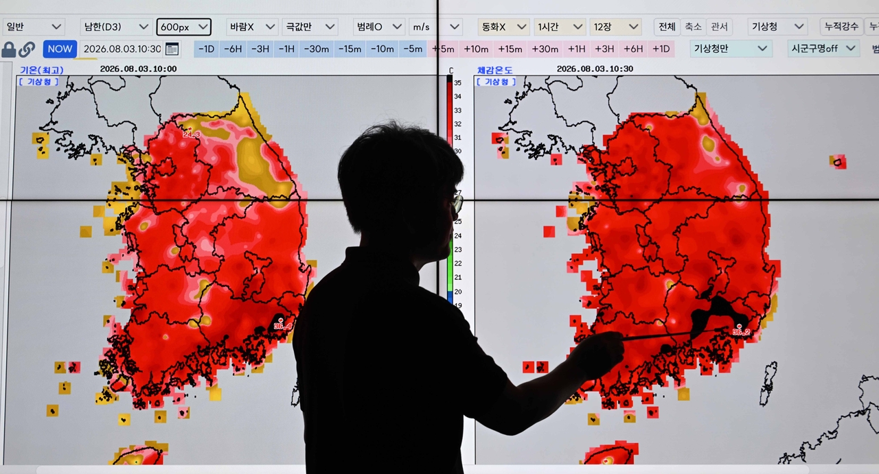 An official at the Korea Meteorological Administration looks at the weather forecast map at the KMA in Seoul on Monday. (Lee Sang-sub/The Korea Herald)