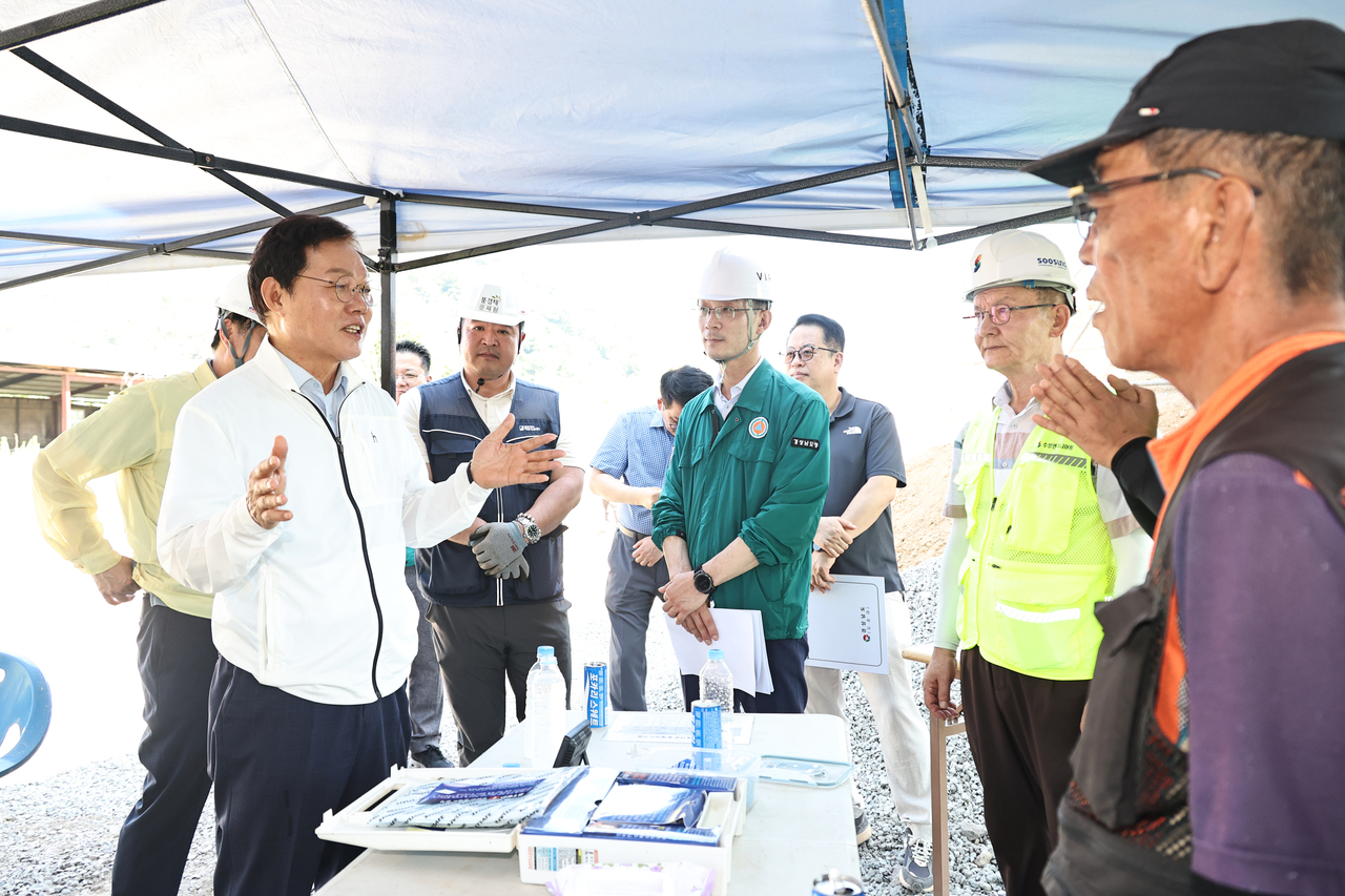 박완수 경남도지사가 지난달 31일 연일 이어지는 폭염 속 창녕군 부곡면 수다리 국지도 30호선(봉강~무안) 도로건설 현장을 방문해 현장 노동자들의 온열질환 예방 수칙과 안전관리를 당부했다. [경남도 제공]