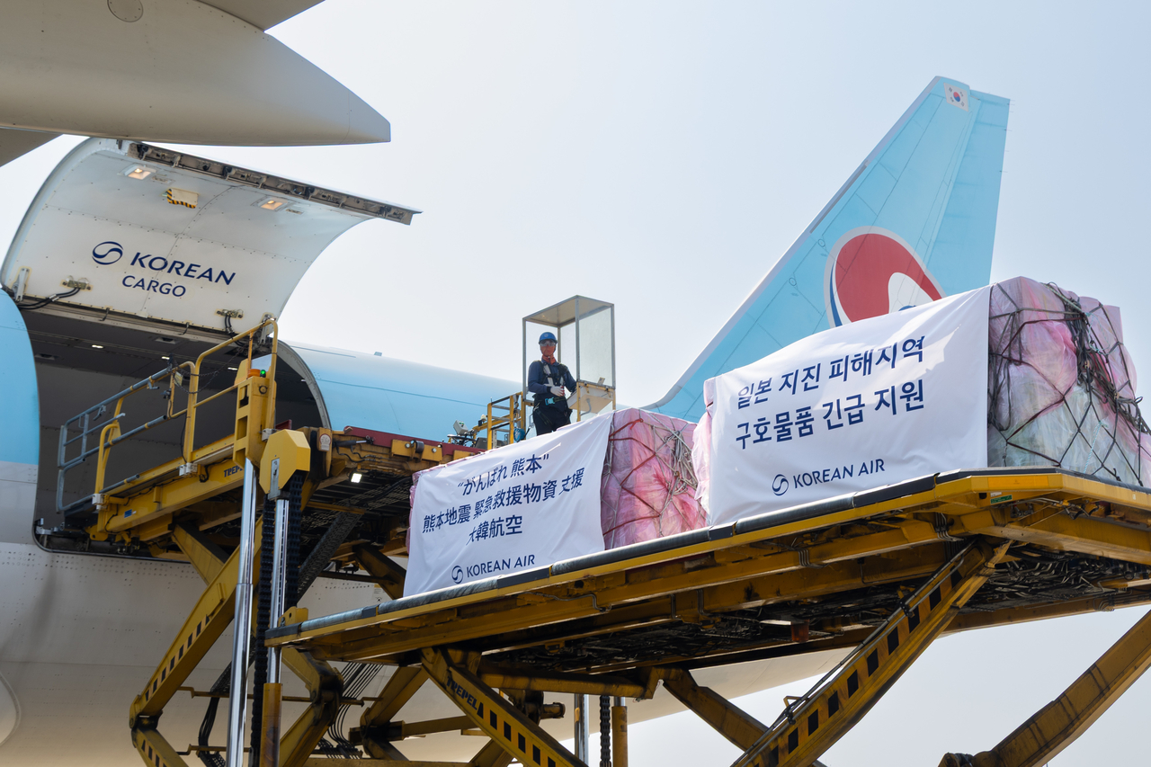 Korean Air sends 12,000 bottles of water to earthquake victims in Japan ...