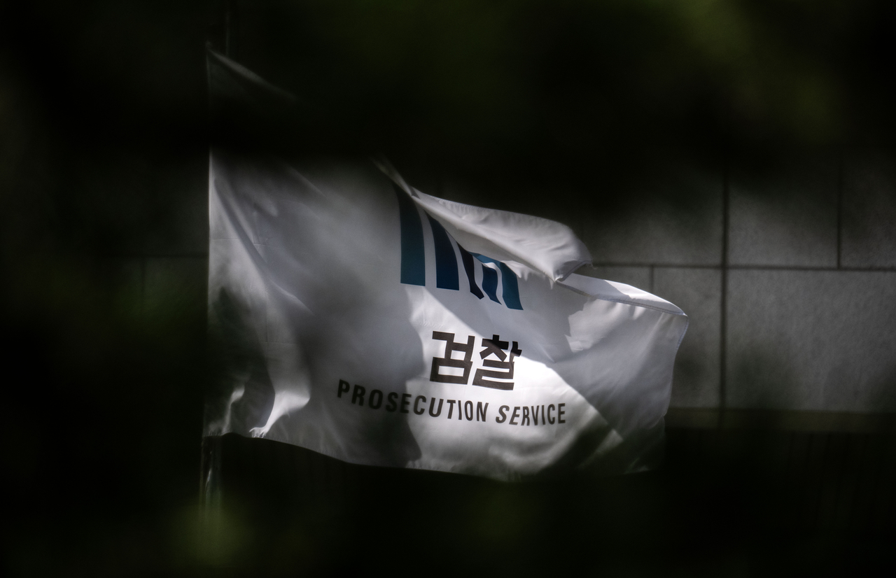 국회에서 검사의 보완수사권 폐지를 위한 형사소송법 개정안이 통과돼 법조계와 학계 등에서 우려가 제기되고 있다. 서울 서초구 대검찰청에 걸린 깃발이 바람에 휘날라고 있다.  임세준 기자