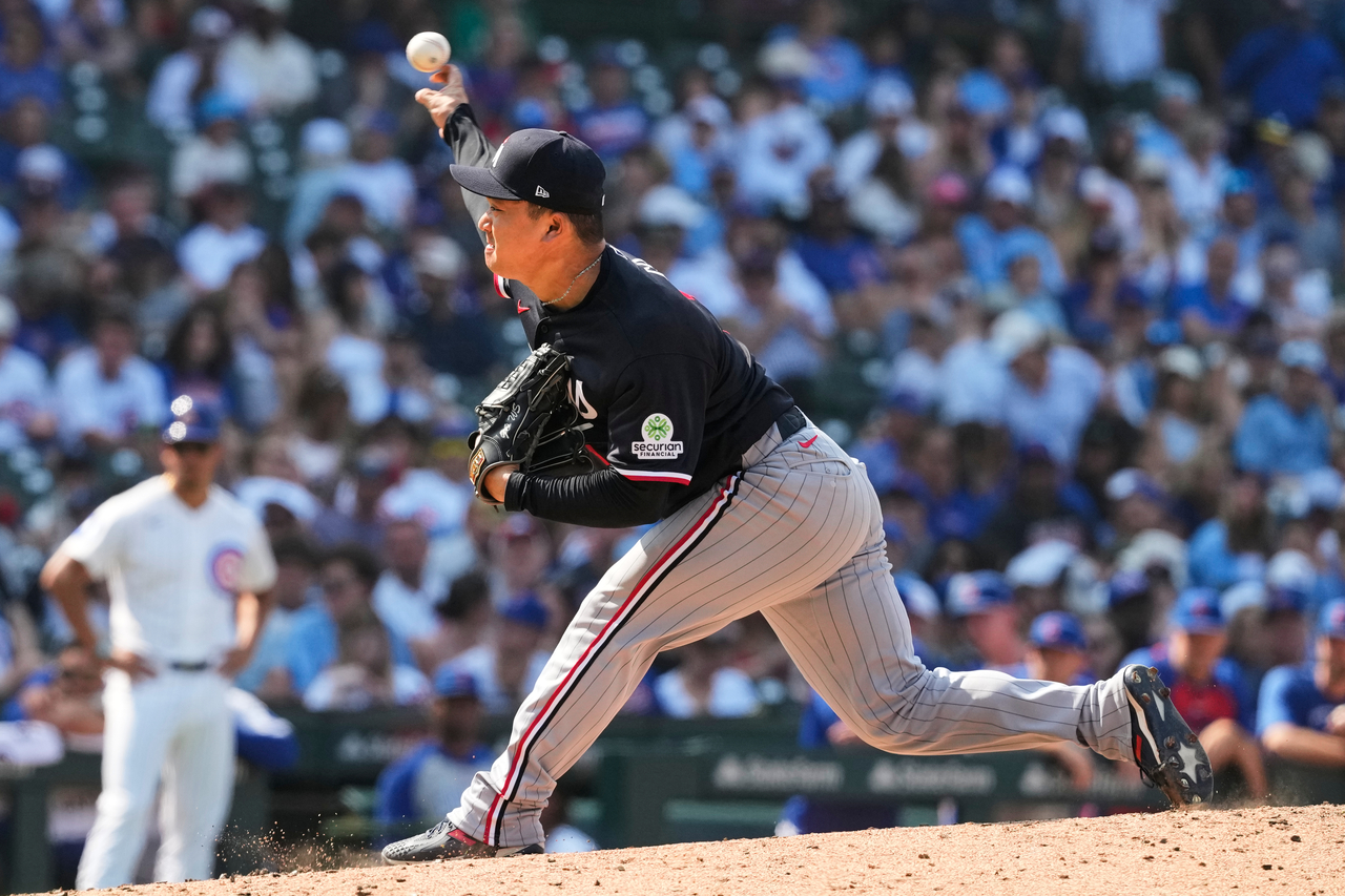 Minnesota Twins reliever Go Woo-suk pitches against the Chicago Cubs during the clubs' Major League Baseball regular-season game at Wrigley Field in Chicago on July 19. (AP-Yonhap)