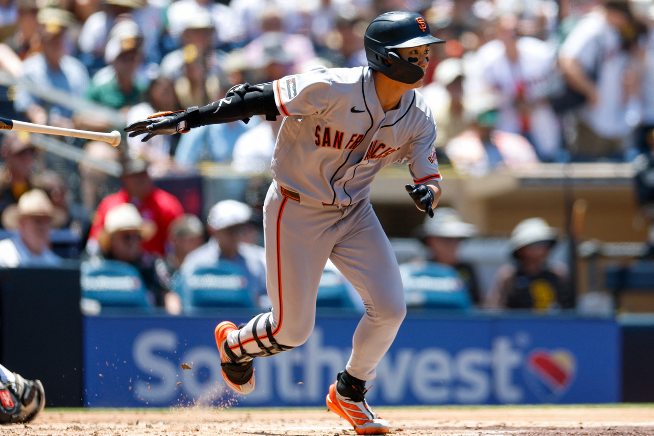 San Francisco Giants' Lee Jung-hoo hits a single during the second inning against the San Diego Padres, at Petco Park in San Diego, Sunday.   (Reuters-Yonhap)