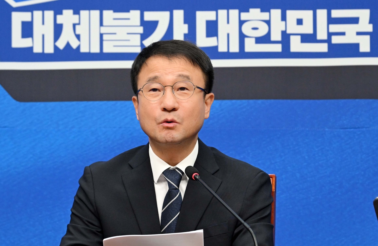 Han Byung-do, acting leader and floor leader of the Democratic Party of Korea, delivers opening remarks at a supreme council meeting at the National Assembly in Yeouido, Seoul, on Monday. (Lee Sang-sub)