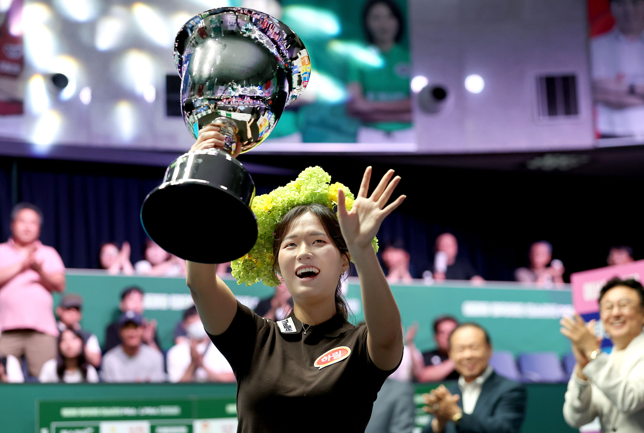 Park Jeong-hyeon lifts the winner's trophy at the Eco-Friendly Building Materials SY LPBA Championship awards ceremony on Sunday.