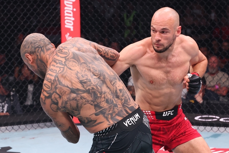 우로스 메디치(오른쪽)가 대니얼 로드리게스를 몰아치고 있다. [UFC 제공]