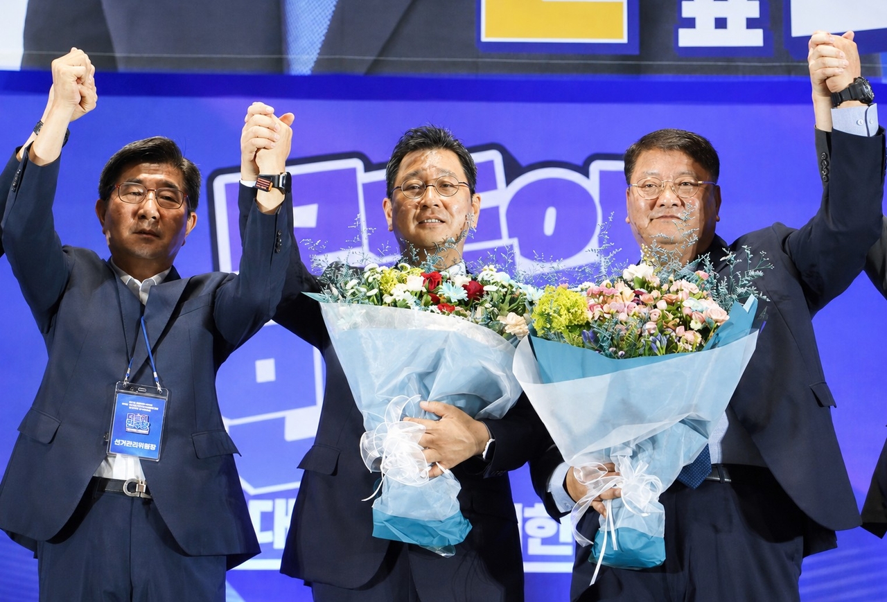 김태선(가운데) 국회의원이 2일 울산전시컨벤션센터에서 열린 제3차 정기당원대회에서 울산시당위원장으로 당선된 뒤 임동호(오른쪽) 위원장 후보 등과 기념촬영을 했다. [더불어민주당 울산시당 제공]