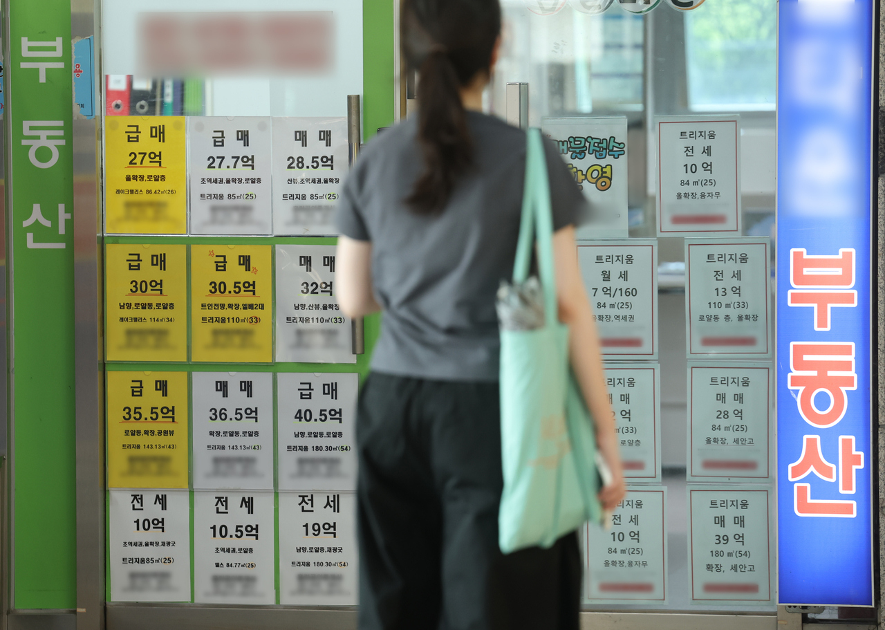 A real estate agency in Songpa-gu, Seoul. [Yonhap]