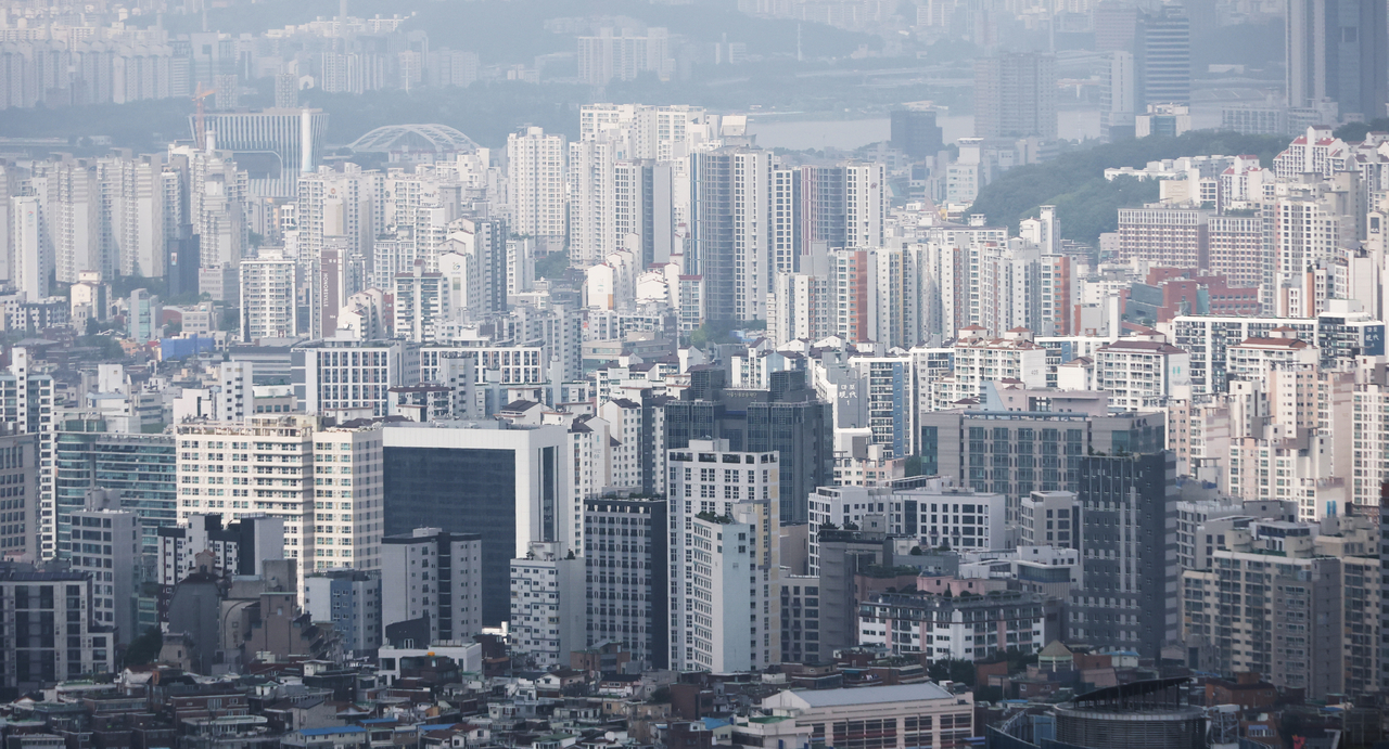 Apartments in Seoul as seen from Namsan last month. [Yonhap]