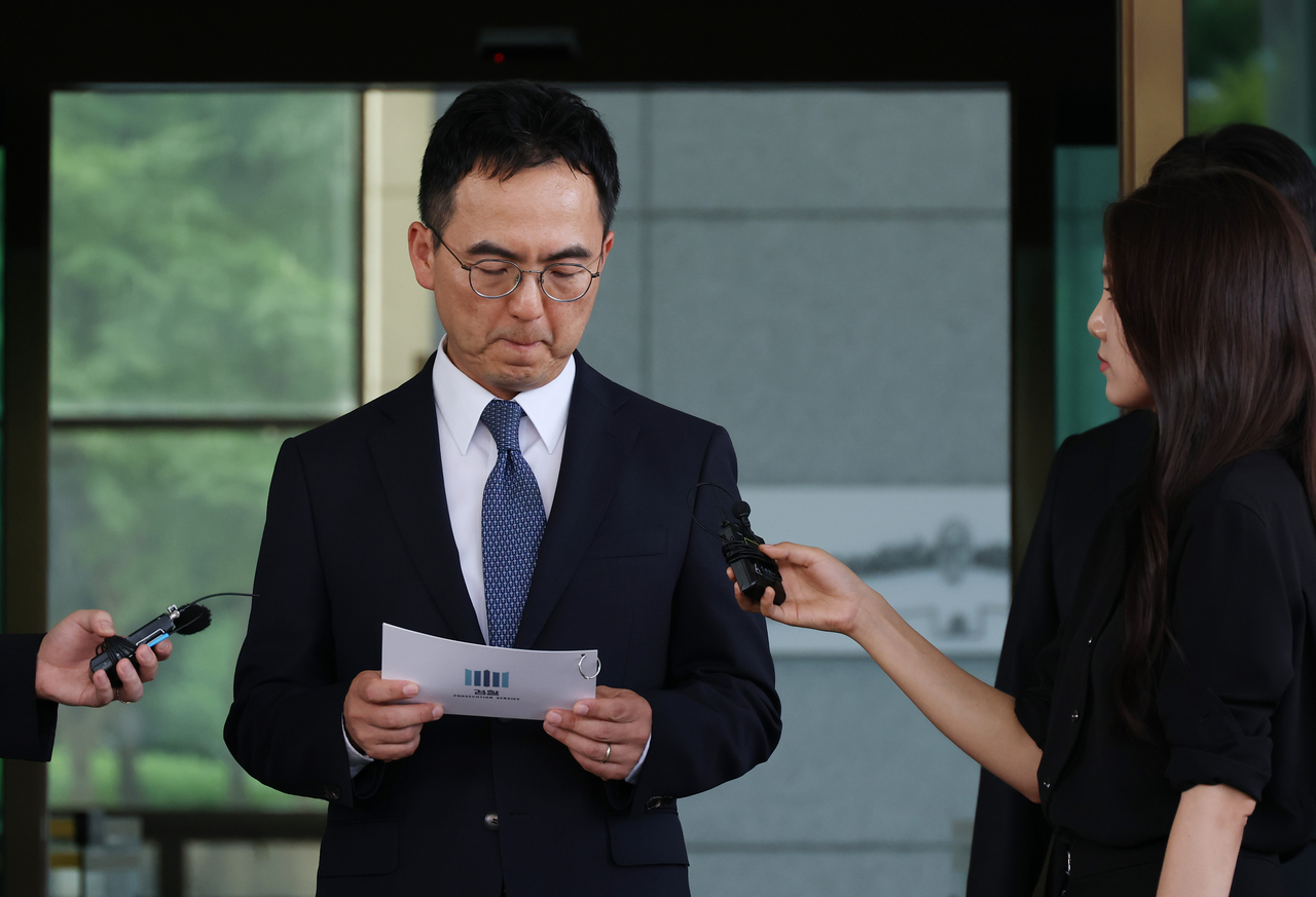 검사의 직접 보완수사 권한을 전면 폐지하는 형사소송법 개정안이 국회 본회의를 통과한 지난달 31일 구자현 검찰총장 직무대행(가운데)이 서울 서초구 대검찰청에서 나와 입장을 말하고 있다.  [연합]