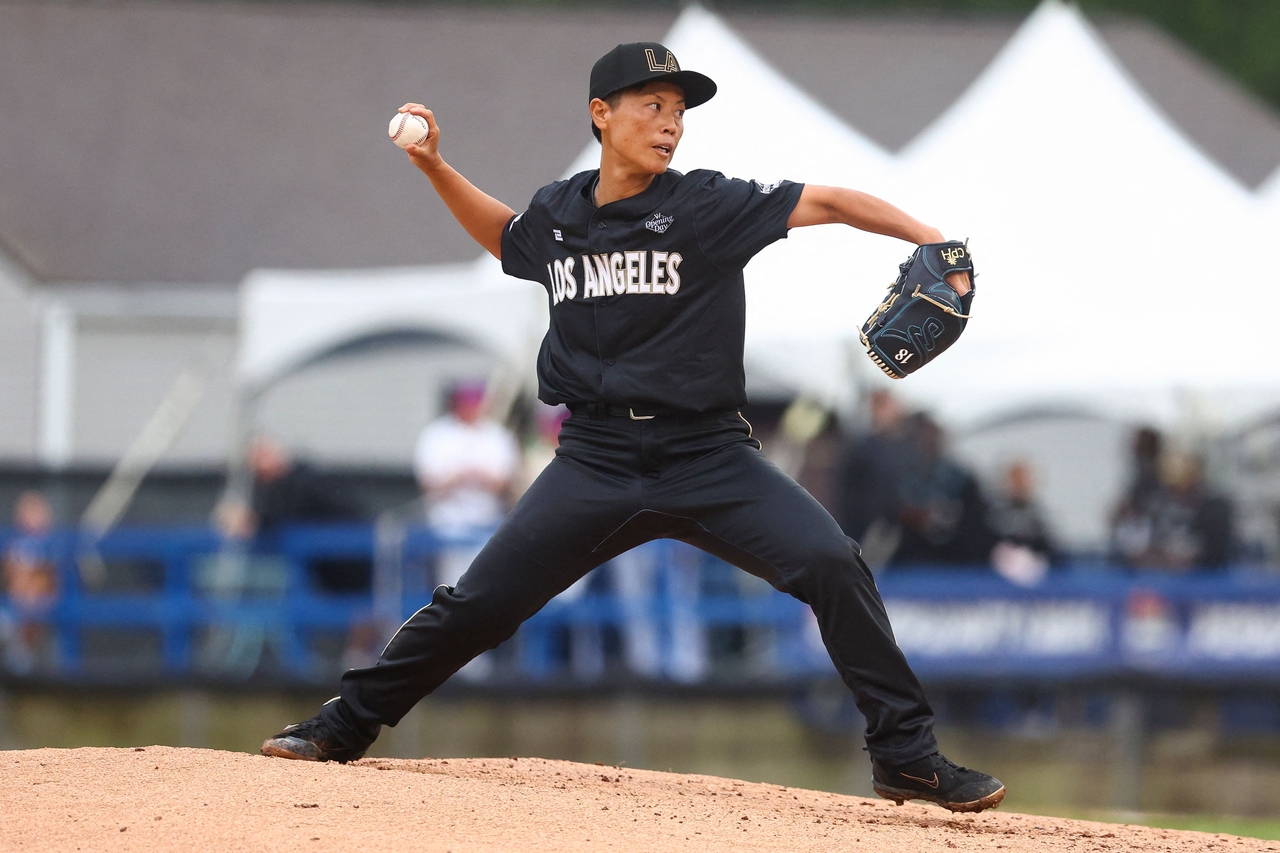 Ayami Sato of the Los Angeles Queens pitches against the New York Heights, during the inaugural WPBL game in Springfield, Illinois, Saturday.    (AFP-Yonhap)