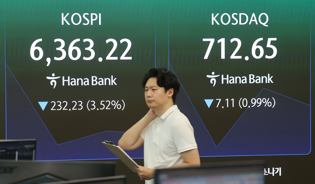 An employee works at the dealing room of Hana Bank in Jung-gu, Seoul, on Monday, as the Kospi opened more than 3 percent lower a day after posting its biggest-ever single-day gain. [Yonhap]