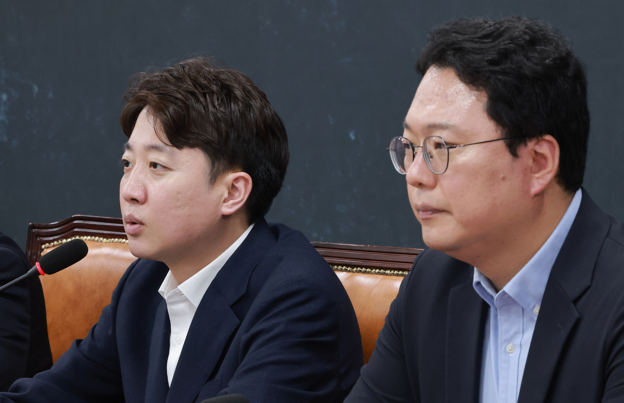 개혁신당 이준석 대표가 3일 국회에서 열린 최고위원회의에 참석해 발언하고 있다. 오른쪽은 천하람 원내대표. <연합뉴스>