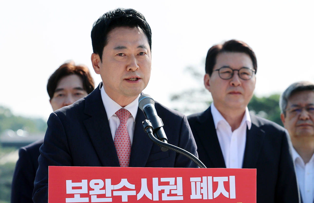 장동혁 국민의힘 대표가 3일 청와대 사랑채 앞에서 열린 현장 최고위원회의에서 형사소송법 개정안에 대한 이 대통령의 재의요구권 행사를 촉구하고 있다. [연합]