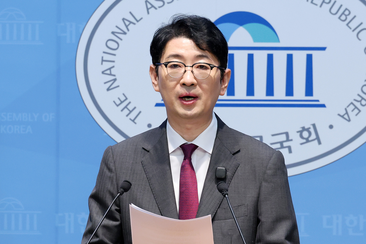 국민의힘 주진우 의원이 3일 국회 소통관에서 기자회견을 열고 제22대 총선과 관련해 선거관리위원회 관계자 등의 투표자 수·투표율 조작 의혹을 제기하며 검찰·경찰 합동수사본부의 수사를 촉구하고 있다. [연합]