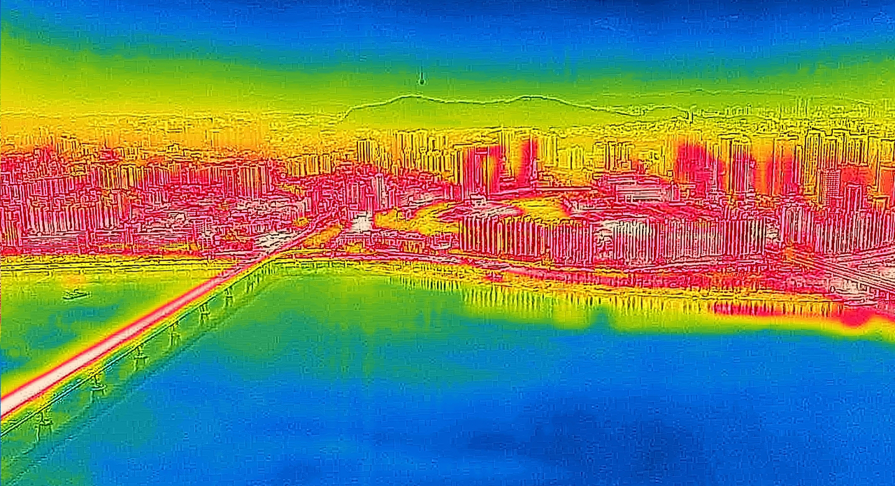 A thermal camera image shows central Seoul and the Han River from the observatory of the 63 Building in Yeongdeungpo-gu, Seoul, on Monday. Red indicates higher temperatures, while blue indicates lower temperatures. (Yonhap)