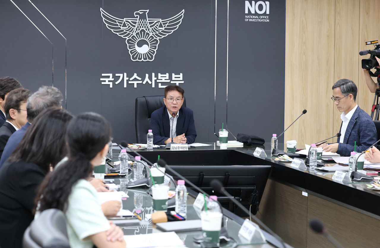 경찰 수사 신뢰 제고를 위한 쇄신 태스크포스(TF) 위원장을 맡은 김남준 변호사가 3일 서울 서대문구 경찰청에서 ‘국민 신뢰 제고를 위한 경찰 수사 개혁위원회 회의’를 주재하고 있다. [연합]