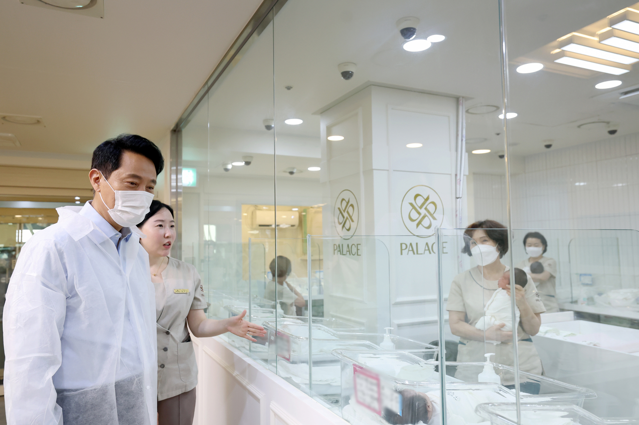 오세훈 서울시장이 3일 서울 양천구 신월동의 한 ‘서울형 안심 산후조리원’을 방문해 시설을 둘러보고 있다.  [서울시 제공]