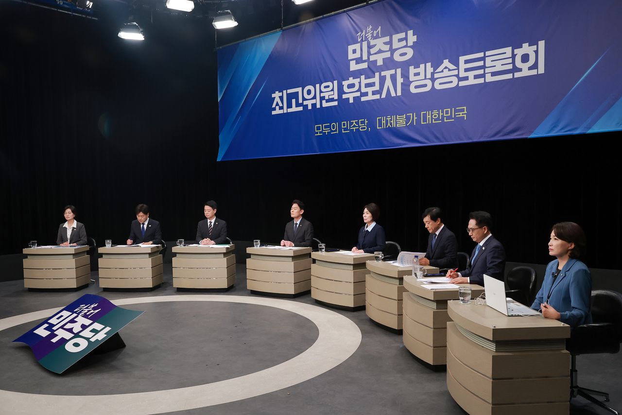 더불어민주당 최고위원 후보들이 3일 경기 부천시 OBS경인TV에서 열린 최고위원 후보자 방송토론회에 참석해 있다. 왼쪽부터 임미애·김용·김영호·한민수·최민희·이성윤·박선원·서미화 후보. [연합]